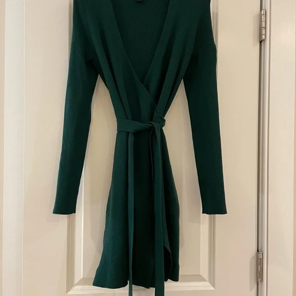 Dark green Banana Republic wrap sweater dress size small - Picture 2 of 9
